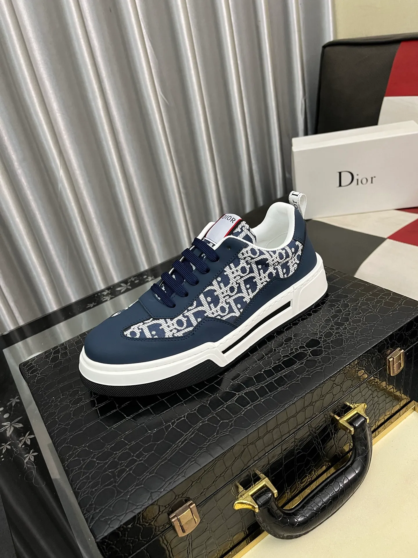 Men's men's shoes 💰420⌚️⌚️[Dior] 25ss new product B01 moral training shoes. The toe size design is a bit wider. The upper foot comfort is perfect. The threads are beautiful. Perfectly adaptable to trousers. Decorated with various classic details. Ideal for daily styling. Can be matched with various casual items to create exquisite looks. Fabric: First layer cowhide/lining sheepskin TPU original outsole Code number: 38-443️⃣Colors available